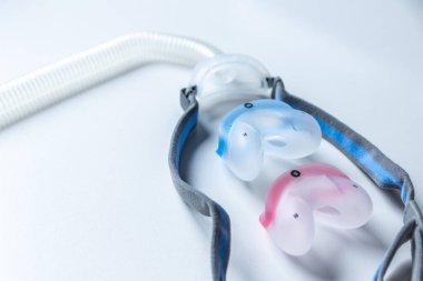 Engelleyici uyku apnesine karşı CPAP maskesi hastaların horlama ve uyku bozukluğuna karşı CPAP makinesiyle burun ve boğaz solunum cihazları için solunum maskesi şarjörü takmalarına yardımcı olur.