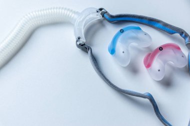 Engelleyici uyku apnesine karşı CPAP maskesi hastaların horlama ve uyku bozukluğuna karşı CPAP makinesiyle burun ve boğaz solunum cihazları için solunum maskesi şarjörü takmalarına yardımcı olur.