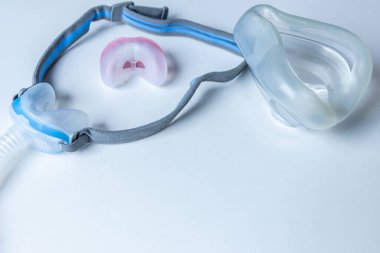 Engelleyici uyku apnesine karşı CPAP maskesi hastaların horlama ve uyku bozukluğuna karşı CPAP makinesiyle burun ve boğaz solunum cihazları için solunum maskesi şarjörü takmalarına yardımcı olur.