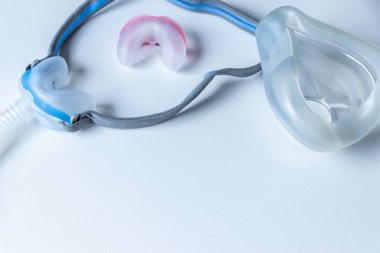 Engelleyici uyku apnesine karşı CPAP maskesi hastaların horlama ve uyku bozukluğuna karşı CPAP makinesiyle burun ve boğaz solunum cihazları için solunum maskesi şarjörü takmalarına yardımcı olur.