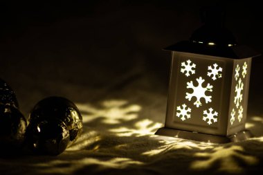 Romantik Noel ışıkları gecenin ilerleyen saatlerinde karanlık kutsal geceyi aydınlatıyor. Romantik Noel süsleri ve Noel süslemeleri ile.