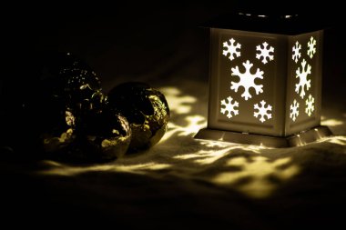 Romantik Noel ışıkları gecenin ilerleyen saatlerinde karanlık kutsal geceyi aydınlatıyor. Romantik Noel süsleri ve Noel süslemeleri ile.