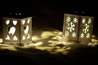 Romantik Noel ışıkları gecenin ilerleyen saatlerinde karanlık kutsal geceyi aydınlatıyor. Romantik Noel süsleri ve Noel süslemeleri ile.