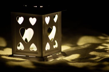 Romantik Noel ışıkları gecenin ilerleyen saatlerinde karanlık kutsal geceyi aydınlatıyor. Romantik Noel süsleri ve Noel süslemeleri ile.