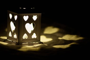 Romantik Noel ışıkları gecenin ilerleyen saatlerinde karanlık kutsal geceyi aydınlatıyor. Romantik Noel süsleri ve Noel süslemeleri ile.