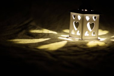 Romantik Noel ışıkları gecenin ilerleyen saatlerinde karanlık kutsal geceyi aydınlatıyor. Romantik Noel süsleri ve Noel süslemeleri ile.