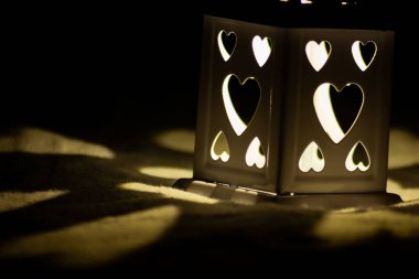 Romantik Noel ışıkları gecenin ilerleyen saatlerinde karanlık kutsal geceyi aydınlatıyor. Romantik Noel süsleri ve Noel süslemeleri ile.