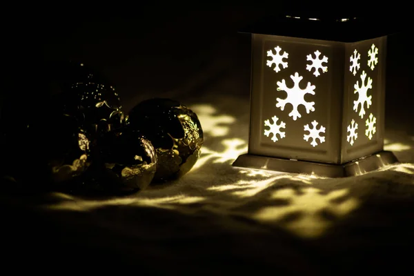 浪漫的圣诞灯用浪漫的气氛 圣诞的装饰品和圣诞的装饰品照亮了黑暗神圣的前夜 — 图库照片