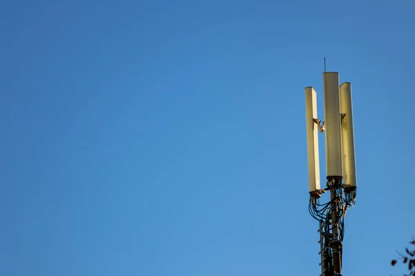 Antenna Telecomunicazione Sfondo Cielo Blu — Foto Stock