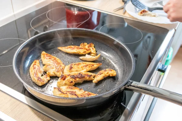 Mujer Cocinando Friendo Pechugas Pollo Filete Pollo Una Sartén Una — Foto de Stock