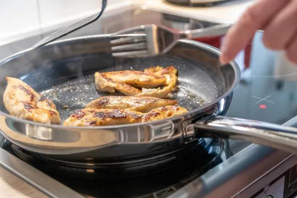 Mujer Cocinando Friendo Pechugas Pollo Filete Pollo Una Sartén Una — Foto de Stock