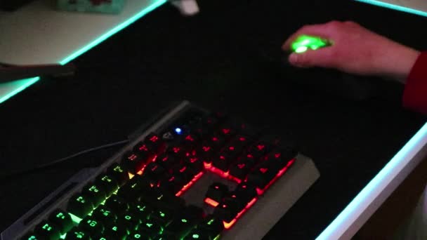 Nastolatek Grający Gry Komputerowe Podświetlanym Komputerze Stacjonarnym Jako Niewyraźne Tło — Wideo stockowe