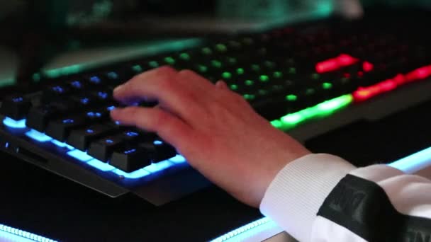 Teenager Παίζοντας Παιχνίδια Στον Υπολογιστή Φωτιζόμενο Επιτραπέζιο Υπολογιστή Θολό Φόντο — Αρχείο Βίντεο