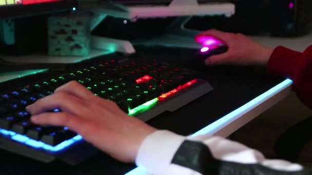 Teenager Spielen Computerspiele Beleuchteten Desktop Als Verschwommener Hintergrund Der Esporte — Stockvideo