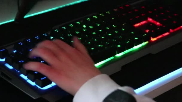 Adolescent Jouant Des Jeux Informatiques Sur Bureau Éclairé Comme Arrière — Video