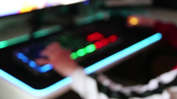 Teenager Παίζοντας Παιχνίδια Στον Υπολογιστή Φωτιζόμενο Επιτραπέζιο Υπολογιστή Θολό Φόντο — Αρχείο Βίντεο