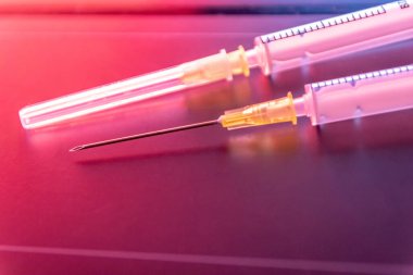 Yeni tıbbi aşılar aşı ve şırınga ile aşılanmaya hazır. Hasta ve zayıf hastaların iyileşmesi için aşı enjekte edilecek. Hastalıklar, Corona sağlık sistemini destekliyor.