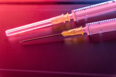 Yeni tıbbi aşılar aşı ve şırınga ile aşılanmaya hazır. Hasta ve zayıf hastaların iyileşmesi için aşı enjekte edilecek. Hastalıklar, Corona sağlık sistemini destekliyor.