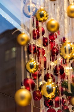 Noel baloları kışın süslenir.