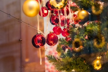 Noel baloları kışın süslenir.