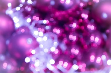 Şenlikli pembe gül ışıltılı bokeh Noel baloları arka planı, Noel için mükemmel arka plan olarak renkli noktalar gösteriyor, gümüşçüler, kutlamalar ve mutlu yeni yıl etkinlikleri ve güzel bulanık bir parti