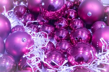 Şenlikli pembe gül ışıltılı bokeh Noel baloları arka planı, Noel için mükemmel arka plan olarak renkli noktalar gösteriyor, gümüşçüler, kutlamalar ve mutlu yeni yıl etkinlikleri ve güzel bulanık bir parti