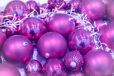 Şenlikli pembe gül ışıltılı bokeh Noel baloları arka planı, Noel için mükemmel arka plan olarak renkli noktalar gösteriyor, gümüşçüler, kutlamalar ve mutlu yeni yıl etkinlikleri ve güzel bulanık bir parti