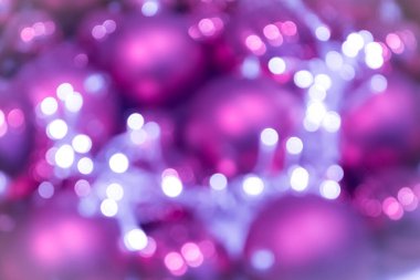 Şenlikli pembe gül ışıltılı bokeh Noel baloları arka planı, Noel için mükemmel arka plan olarak renkli noktalar gösteriyor, gümüşçüler, kutlamalar ve mutlu yeni yıl etkinlikleri ve güzel bulanık bir parti