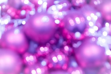 Şenlikli pembe gül ışıltılı bokeh Noel baloları arka planı, Noel için mükemmel arka plan olarak renkli noktalar gösteriyor, gümüşçüler, kutlamalar ve mutlu yeni yıl etkinlikleri ve güzel bulanık bir parti