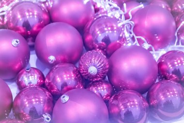 Şenlikli pembe gül ışıltılı bokeh Noel baloları arka planı, Noel için mükemmel arka plan olarak renkli noktalar gösteriyor, gümüşçüler, kutlamalar ve mutlu yeni yıl etkinlikleri ve güzel bulanık bir parti