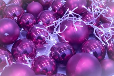 Şenlikli pembe gül ışıltılı bokeh Noel baloları arka planı, Noel için mükemmel arka plan olarak renkli noktalar gösteriyor, gümüşçüler, kutlamalar ve mutlu yeni yıl etkinlikleri ve güzel bulanık bir parti