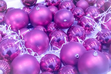 Şenlikli pembe gül ışıltılı bokeh Noel baloları arka planı, Noel için mükemmel arka plan olarak renkli noktalar gösteriyor, gümüşçüler, kutlamalar ve mutlu yeni yıl etkinlikleri ve güzel bulanık bir parti