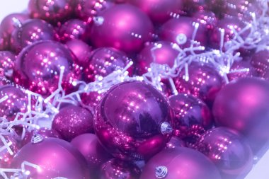 Şenlikli pembe gül ışıltılı bokeh Noel baloları arka planı, Noel için mükemmel arka plan olarak renkli noktalar gösteriyor, gümüşçüler, kutlamalar ve mutlu yeni yıl etkinlikleri ve güzel bulanık bir parti