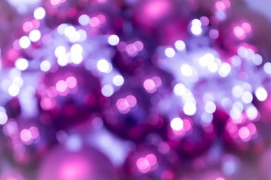 Şenlikli pembe gül ışıltılı bokeh Noel baloları arka planı, Noel için mükemmel arka plan olarak renkli noktalar gösteriyor, gümüşçüler, kutlamalar ve mutlu yeni yıl etkinlikleri ve güzel bulanık bir parti