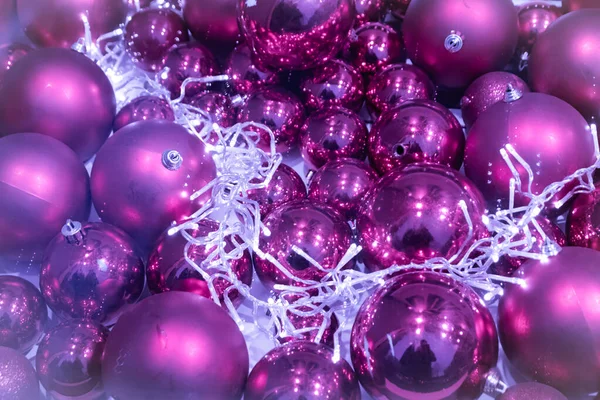 Şenlikli pembe gül ışıltılı bokeh Noel baloları arka planı, Noel için mükemmel arka plan olarak renkli noktalar gösteriyor, gümüşçüler, kutlamalar ve mutlu yeni yıl etkinlikleri ve güzel bulanık bir parti