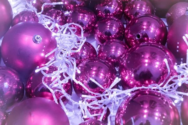 Şenlikli pembe gül ışıltılı bokeh Noel baloları arka planı, Noel için mükemmel arka plan olarak renkli noktalar gösteriyor, gümüşçüler, kutlamalar ve mutlu yeni yıl etkinlikleri ve güzel bulanık bir parti