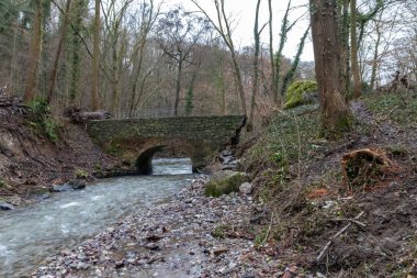 Sel baskını sonrası nehir deresi bir köprüyü yıktı. Su, doğanın gücünü ve tehlikeli hava şartlarına, fırtınalara, kasırgalara, kasırgalara ve kasırgalara karşı sigorta ihtiyacını gösteriyor.