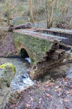 Sel baskını sonrası nehir deresi bir köprüyü yıktı. Su, doğanın gücünü ve tehlikeli hava şartlarına, fırtınalara, kasırgalara, kasırgalara ve kasırgalara karşı sigorta ihtiyacını gösteriyor.