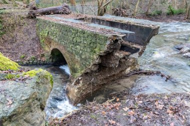 Sel baskını sonrası nehir deresi bir köprüyü yıktı. Su, doğanın gücünü ve tehlikeli hava şartlarına, fırtınalara, kasırgalara, kasırgalara ve kasırgalara karşı sigorta ihtiyacını gösteriyor.