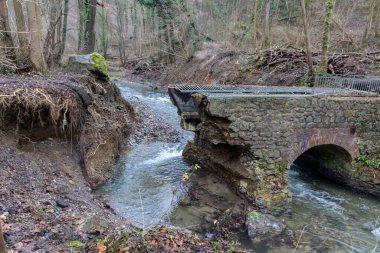 Sel baskını sonrası nehir deresi bir köprüyü yıktı. Su, doğanın gücünü ve tehlikeli hava şartlarına, fırtınalara, kasırgalara, kasırgalara ve kasırgalara karşı sigorta ihtiyacını gösteriyor.