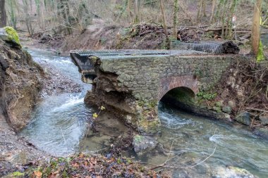 Sel baskını sonrası nehir deresi bir köprüyü yıktı. Su, doğanın gücünü ve tehlikeli hava şartlarına, fırtınalara, kasırgalara, kasırgalara ve kasırgalara karşı sigorta ihtiyacını gösteriyor.