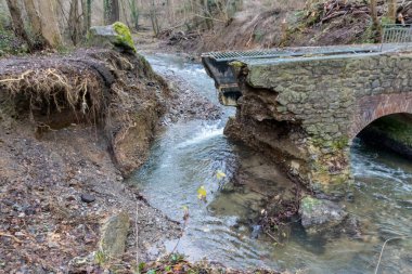 Sel baskını sonrası nehir deresi bir köprüyü yıktı. Su, doğanın gücünü ve tehlikeli hava şartlarına, fırtınalara, kasırgalara, kasırgalara ve kasırgalara karşı sigorta ihtiyacını gösteriyor.