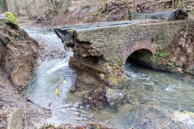 Sel baskını sonrası nehir deresi bir köprüyü yıktı. Su, doğanın gücünü ve tehlikeli hava şartlarına, fırtınalara, kasırgalara, kasırgalara ve kasırgalara karşı sigorta ihtiyacını gösteriyor.