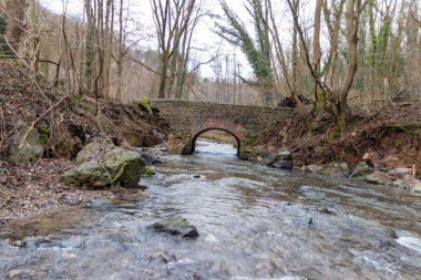 Sel baskını sonrası nehir deresi bir köprüyü yıktı. Su, doğanın gücünü ve tehlikeli hava şartlarına, fırtınalara, kasırgalara, kasırgalara ve kasırgalara karşı sigorta ihtiyacını gösteriyor.