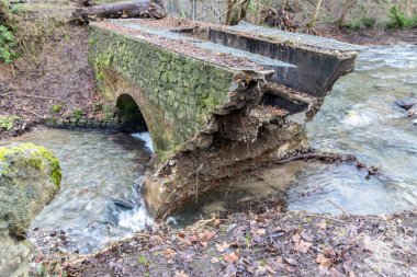 Sel baskını sonrası nehir deresi bir köprüyü yıktı. Su, doğanın gücünü ve tehlikeli hava şartlarına, fırtınalara, kasırgalara, kasırgalara ve kasırgalara karşı sigorta ihtiyacını gösteriyor.