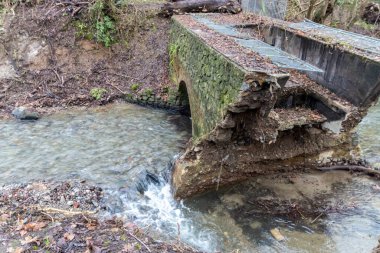 Sel baskını sonrası nehir deresi bir köprüyü yıktı. Su, doğanın gücünü ve tehlikeli hava şartlarına, fırtınalara, kasırgalara, kasırgalara ve kasırgalara karşı sigorta ihtiyacını gösteriyor.