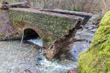 Sel baskını sonrası nehir deresi bir köprüyü yıktı. Su, doğanın gücünü ve tehlikeli hava şartlarına, fırtınalara, kasırgalara, kasırgalara ve kasırgalara karşı sigorta ihtiyacını gösteriyor.