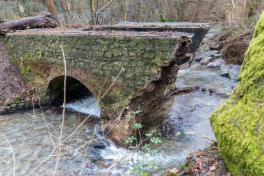 Sel baskını sonrası nehir deresi bir köprüyü yıktı. Su, doğanın gücünü ve tehlikeli hava şartlarına, fırtınalara, kasırgalara, kasırgalara ve kasırgalara karşı sigorta ihtiyacını gösteriyor.
