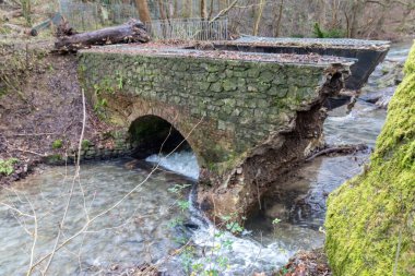 Sel baskını sonrası nehir deresi bir köprüyü yıktı. Su, doğanın gücünü ve tehlikeli hava şartlarına, fırtınalara, kasırgalara, kasırgalara ve kasırgalara karşı sigorta ihtiyacını gösteriyor.