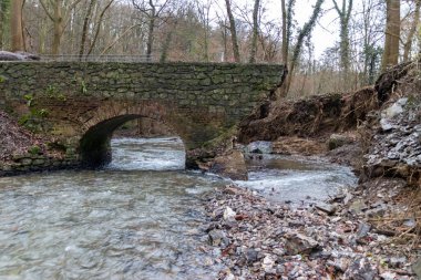 Sel baskını sonrası nehir deresi bir köprüyü yıktı. Su, doğanın gücünü ve tehlikeli hava şartlarına, fırtınalara, kasırgalara, kasırgalara ve kasırgalara karşı sigorta ihtiyacını gösteriyor.